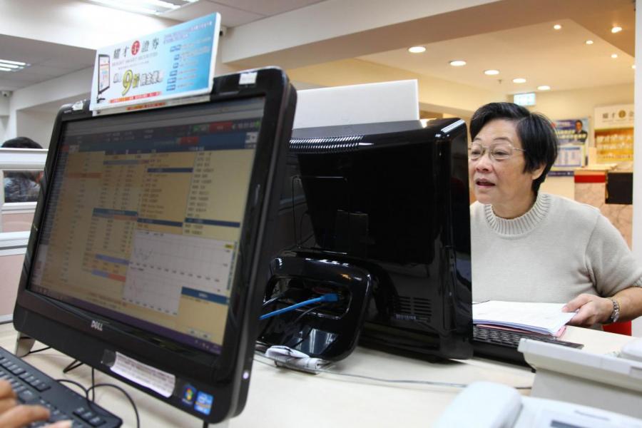 今次熊市約略的低位會在22,000至23,000左右,對於資本不多的散戶而言,現階段仍然未適合撈底。 今次熊市約略的低位會在22,000至23,000左右,對於資本不多的散戶而言,現階段仍然未適合撈底。