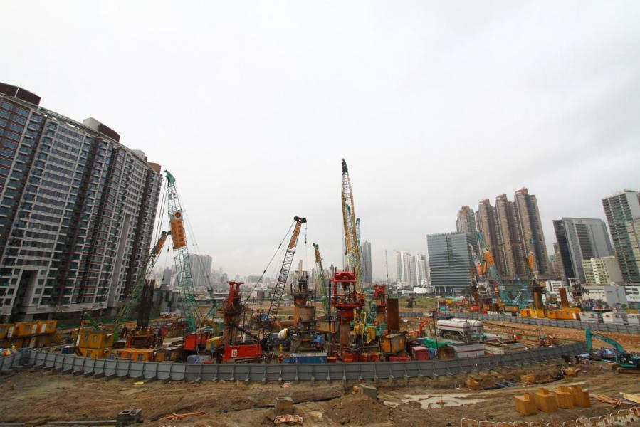 啟德跑道區維港景第4C區2號住宅地,以125.9億元奪得地皮,每方呎樓面地價高見近2萬元,創區內有史以來新高。 啟德跑道區維港景第4C區2號住宅地,以125.9億元奪得地皮,每方呎樓面地價高見近2萬元,創區內有史以來新高。