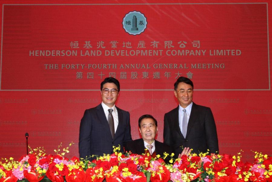 李兆基(中)退休後,將由兩名兒子李家傑(右)及李家誠擔任恒基地產的聯席主席兼總經理。 李兆基(中)退休後,將由兩名兒子李家傑(右)及李家誠擔任恒基地產的聯席主席兼總經理。