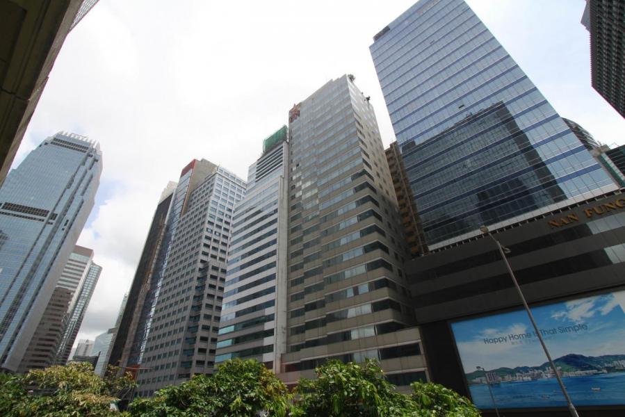 目前市場觀望氣氛濃厚,業界認為下半年工商舖的整體交投會顯著回落,買賣價將會有10%至15%的跌幅。 目前市場觀望氣氛濃厚,業界認為下半年工商舖的整體交投會顯著回落,買賣價將會有10%至15%的跌幅。