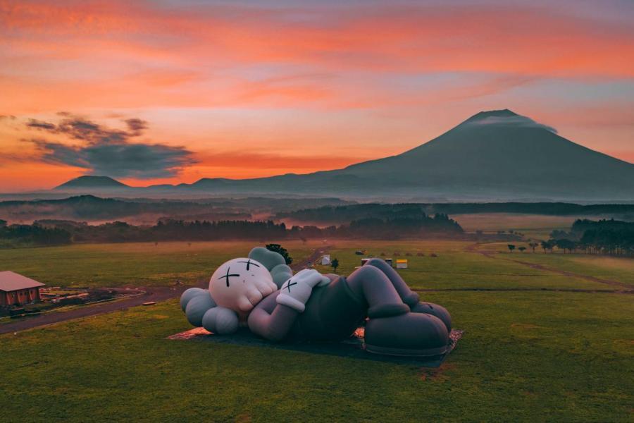 《KAWS:HOLIDAY》第四站選址日本的富士山。總長40米的全新巨型雕塑躺在遼闊草原,以悠閒的姿態凝望富士山。 《KAWS:HOLIDAY》第四站選址日本的富士山。總長40米的全新巨型雕塑躺在遼闊草原,以悠閒的姿態凝望富士山。