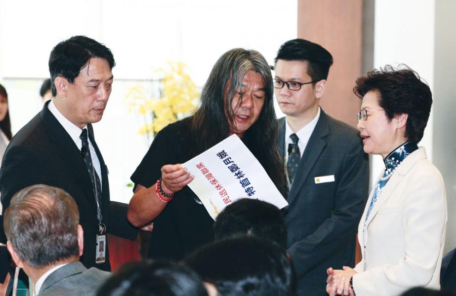林鄭有別梁振英唯我獨尊性格,她親手接過梁國雄的信件和示威道具。 林鄭有別梁振英唯我獨尊性格,她親手接過梁國雄的信件和示威道具。