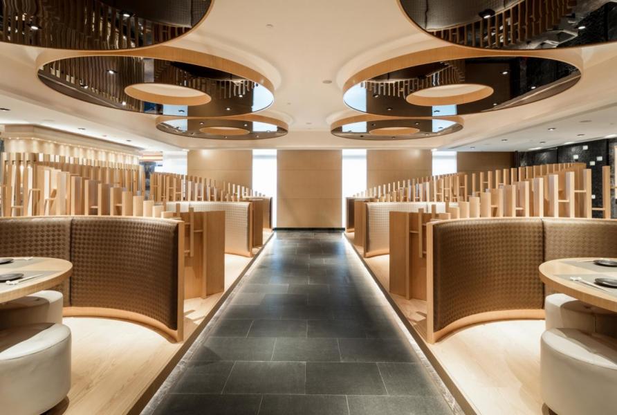 主用餐區以木方組成環形屏風,打造出半開放式空間。 主用餐區以木方組成環形屏風,打造出半開放式空間。