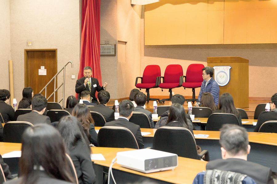 冼雅恩(左)不時代表香港青年工業家協會到各大專院校分享香港工業發展及生涯規劃。 冼雅恩(左)不時代表香港青年工業家協會到各大專院校分享香港工業發展及生涯規劃。