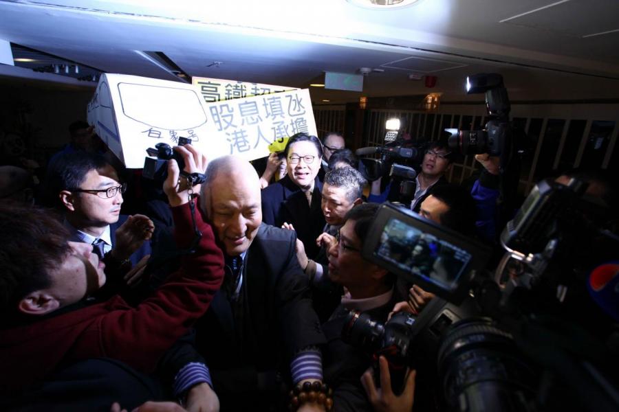 小股東只能透過示威及抗議表達對上市公司的不滿。 小股東只能透過示威及抗議表達對上市公司的不滿。