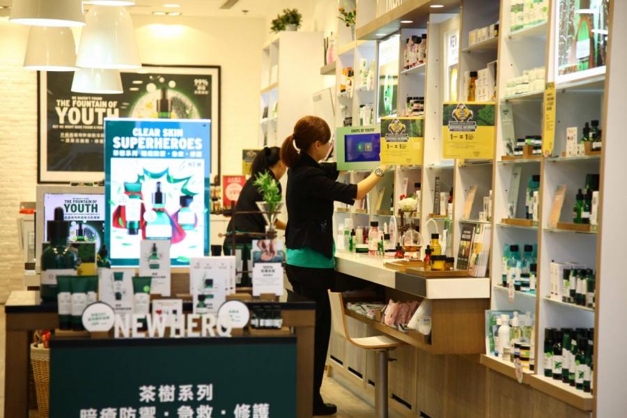 相比於商舖租金受到零售業影響,本港商廈租金依然企穩高位。 相比於商舖租金受到零售業影響,本港商廈租金依然企穩高位。