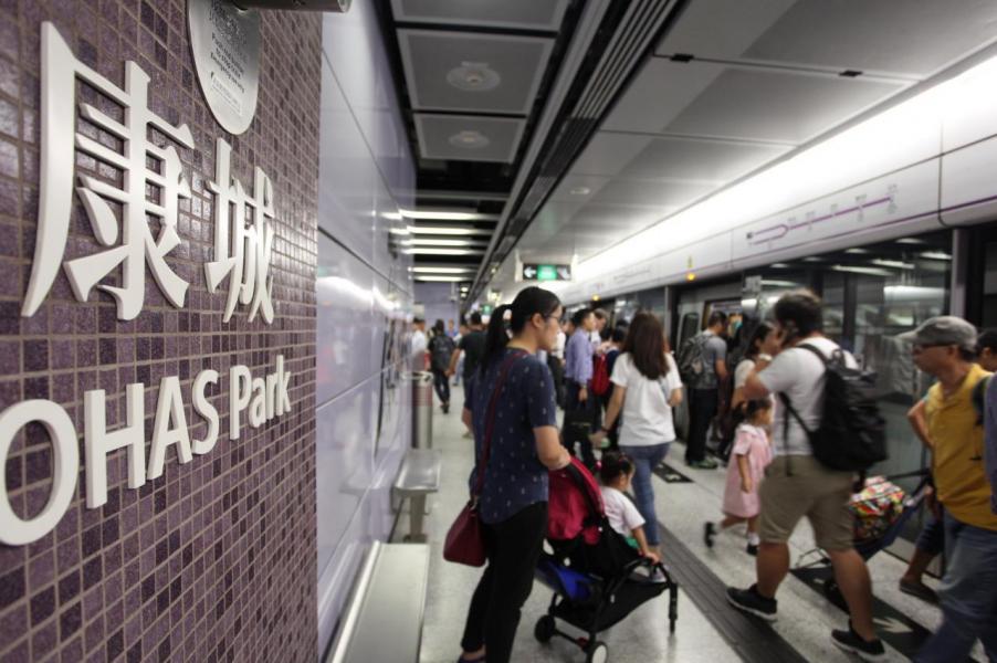 近年康城區的交通有所改善,但港鐵仍為區內主要的交通工具。 近年康城區的交通有所改善,但港鐵仍為區內主要的交通工具。