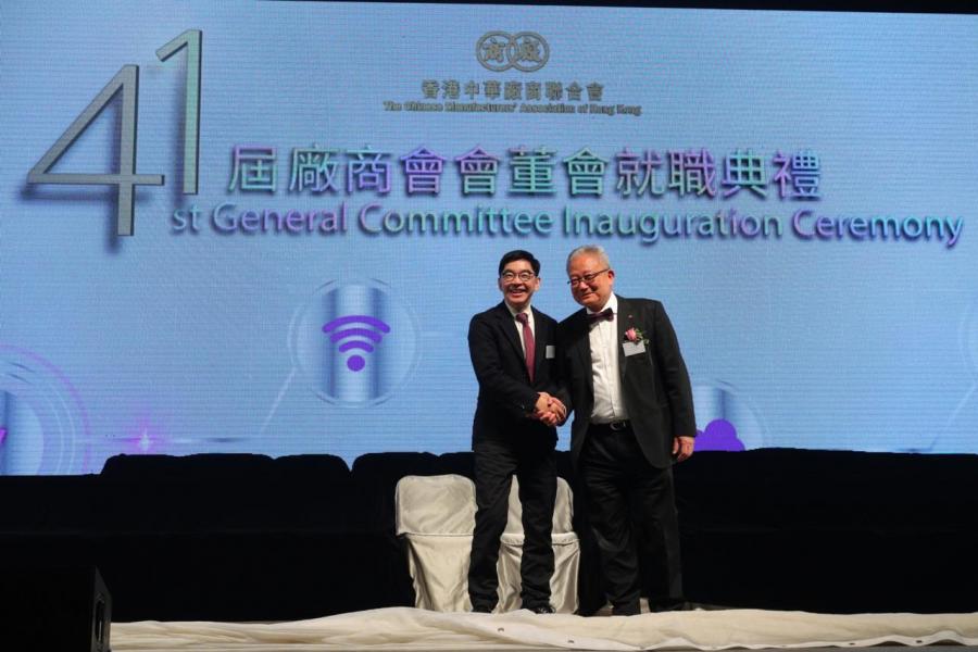上屆會長李秀恒(左)與新任會長吳宏斌(右)進行交接儀式。