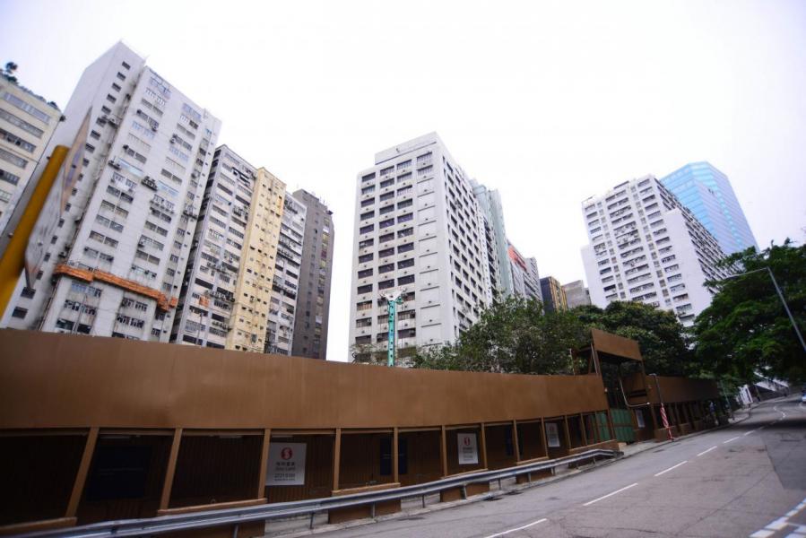 黃竹坑站通車後,住宅地皮價值大升。 黃竹坑站通車後,住宅地皮價值大升。