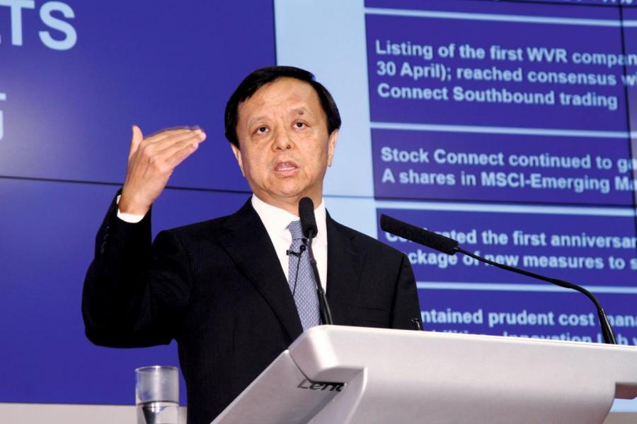 港交所行政總裁李小加努力賺取上市費之餘,卻犧牲了股民的利益,因新股吸盡市場資金,令大市雪上加霜。 港交所行政總裁李小加努力賺取上市費之餘,卻犧牲了股民的利益,因新股吸盡市場資金,令大市雪上加霜。