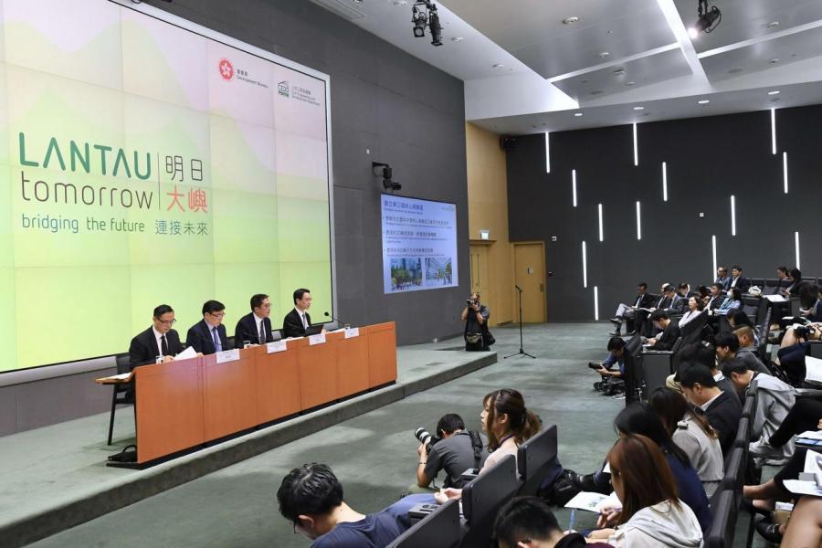 立法會早前已將「明日大嶼」相關研究,在財委會中由原本處於議程的第三項調至最後一項。 立法會早前已將「明日大嶼」相關研究,在財委會中由原本處於議程的第三項調至最後一項。