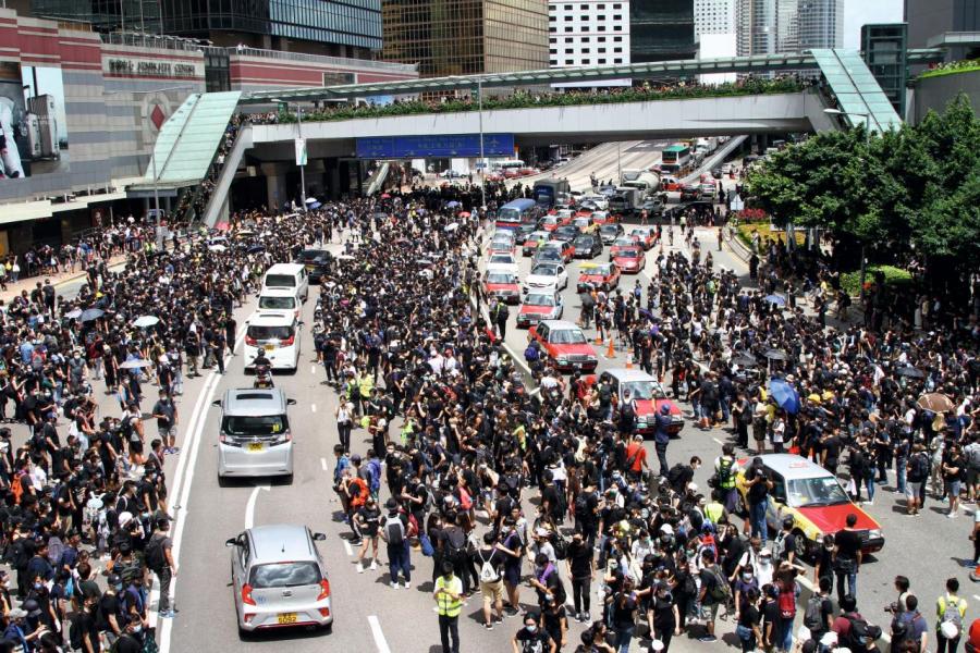 近期香港的政治爭拗,致使一二手樓市頓時冰封。 近期香港的政治爭拗,致使一二手樓市頓時冰封。