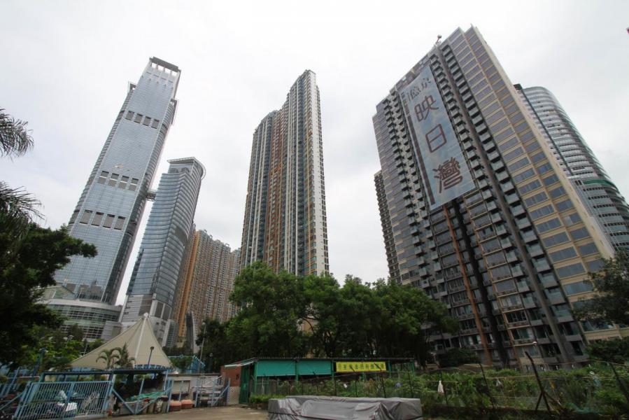 映日灣由3幢住宅大樓及1幢商業大廈組成。 映日灣由3幢住宅大樓及1幢商業大廈組成。