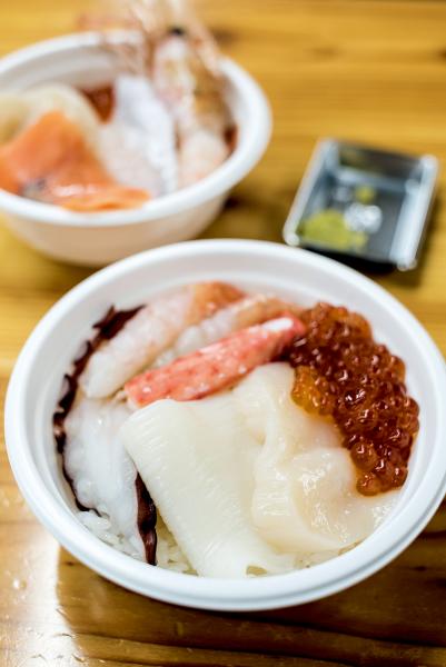 按自己愛好而設計的勝手丼,同樣豐儉由人,由一千多日元起已可吃得滿足。 按自己愛好而設計的勝手丼,同樣豐儉由人,由一千多日元起已可吃得滿足。