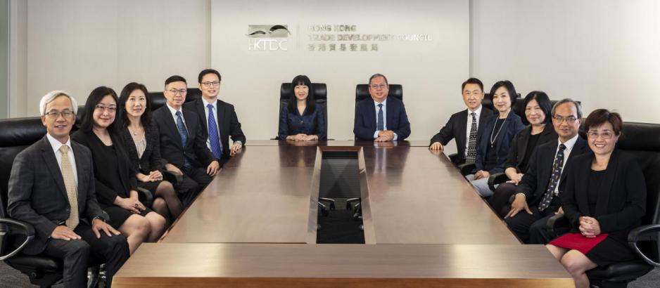 香港貿發局新任主席林建岳與管理層會面,討論該局未來發展方向。(圖左至右) 理事會秘書陳國輝、製造業拓展總監黎華慧君、一帶一路對外事務總監黃燕、助理總裁梁國浩、副總裁劉會平、總裁方舜文、主席林建岳博士、副總裁周啟良、助理總裁張梁惠玲、刊物及電子商貿總監尹淑貞、研究總監關家明及傳訊及推廣事務總監蘇詠雪。 香港貿發局新任主席林建岳與管理層會面,討論該局未來發展方向。(圖左至右) 理事會秘書陳國輝、製造業拓展總監黎華慧君、一帶一路對外事務總監黃燕、助理總裁梁國浩、副總裁劉會平、總裁方舜文、主席林建岳博士、副總裁周啟良、助理總裁張梁惠玲、刊物及電子商貿總監尹淑貞、研究總監關家明及傳訊及推廣事務總監蘇詠雪。