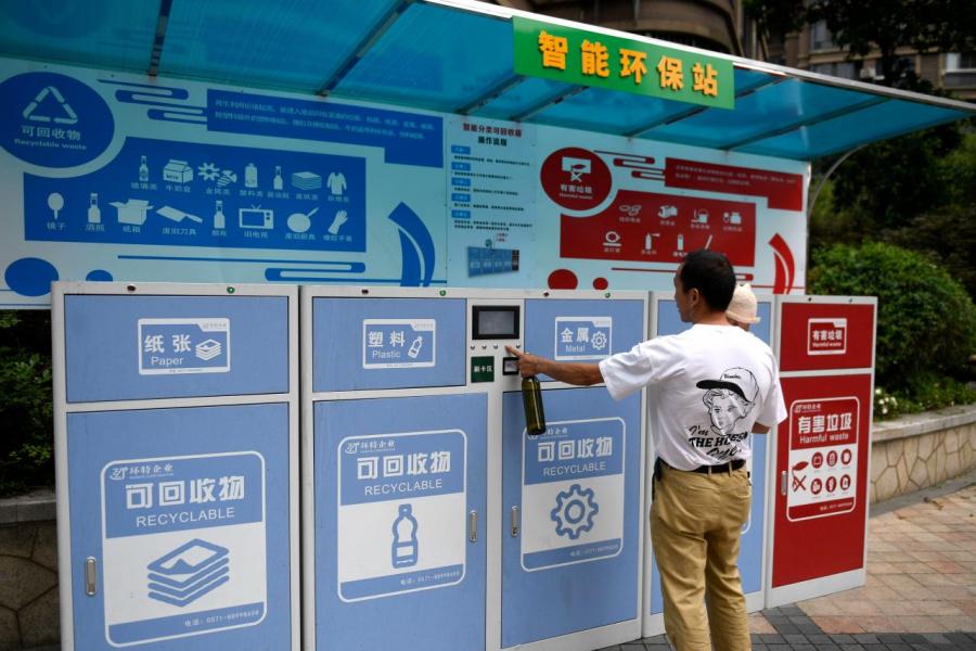 根據新規定,民眾需要將垃圾分為四類,並分別投放於不同顏色垃圾桶裏。 根據新規定,民眾需要將垃圾分為四類,並分別投放於不同顏色垃圾桶裏。