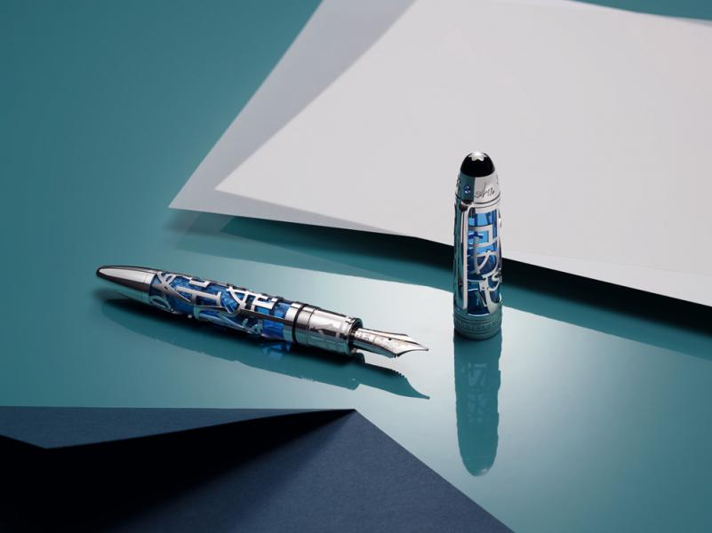 Montblanc Supports UNICEF Meisterstuck 大班系列Solitaire 鏤空149墨水筆,採用鍍鉑立體鏤空圖案,勾勒出六種字元的精美輪廓。透過別致的鏤空結構,半透明的藍色珍稀樹脂閃爍著盈潤動人的光彩。筆帽頂部採用珍貴的珍珠母貝和縞瑪瑙製成,環刻六個不同語言的字元,飾有一顆2.5毫米的耀眼藍寶石。18K白金和黃金打造的筆咀上亦鐫刻六個精美字元,象徵著Montblanc 與聯合國兒童基金會多年以來意義深遠的密切合作,並寓意每個兒童都應享有書寫的權利。HK$79,100 Montblanc Supports UNICEF Meisterstuck 大班系列Solitaire 鏤空149墨水筆,採用鍍鉑立體鏤空圖案,勾勒出六種字元的精美輪廓。透過別致的鏤空結構,半透明的藍色珍稀樹脂閃爍著盈潤動人的光彩。筆帽頂部採用珍貴的珍珠母貝和縞瑪瑙製成,環刻六個不同語言的字元,飾有一顆2.5毫米的耀眼藍寶石。18K白金和黃金打造的筆咀上亦鐫刻六個精美字元,象徵著Montblanc 與聯合國兒童基金會多年以來意義深遠的密切合作,並寓意每個兒童都應享有書寫的權利。HK$79,100