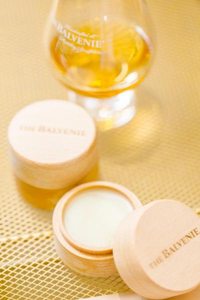 The Balvenie今次向「嗅覺」出發,聯乘本地手工香氣匠人,製作以THE BALVENIE為繆斯的個人專屬威士忌古龍膏。 The Balvenie今次向「嗅覺」出發,聯乘本地手工香氣匠人,製作以THE BALVENIE為繆斯的個人專屬威士忌古龍膏。
