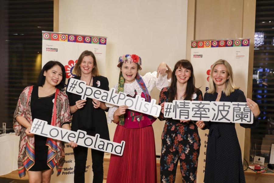 由「KOCHAM POLSKE HK 情牽波蘭」籌辦,波蘭駐港總領事館贊助,香港首屆波蘭文化節於本月初正式揭開序幕。 由「KOCHAM POLSKE HK 情牽波蘭」籌辦,波蘭駐港總領事館贊助,香港首屆波蘭文化節於本月初正式揭開序幕。