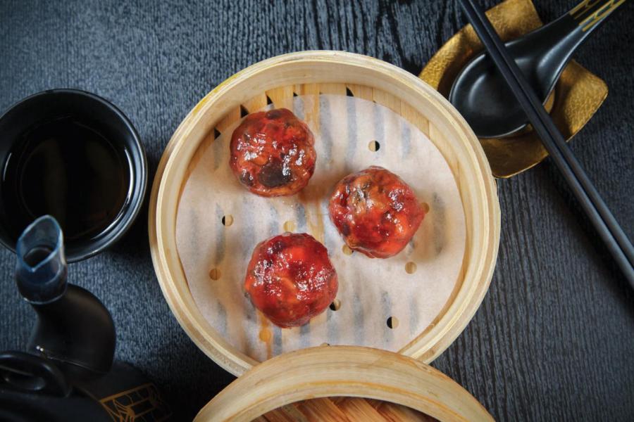 紅菜頭野菌餃:以西餐常用食材——紅菜頭,搭配磨菇、冬菇、雞髀菇製成,味道清新,菌香撲鼻。 紅菜頭野菌餃:以西餐常用食材——紅菜頭,搭配磨菇、冬菇、雞髀菇製成,味道清新,菌香撲鼻。