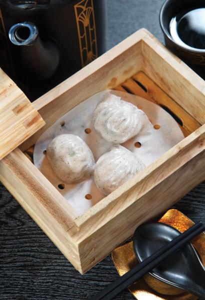 黑松露蝦餃:招牌菜之一,華師傅選用晶瑩飽滿的越南白蝦,搭配加入了雲南黑松露的餃皮,黑松露的菌香令白蝦的鮮味更突出。 黑松露蝦餃:招牌菜之一,華師傅選用晶瑩飽滿的越南白蝦,搭配加入了雲南黑松露的餃皮,黑松露的菌香令白蝦的鮮味更突出。