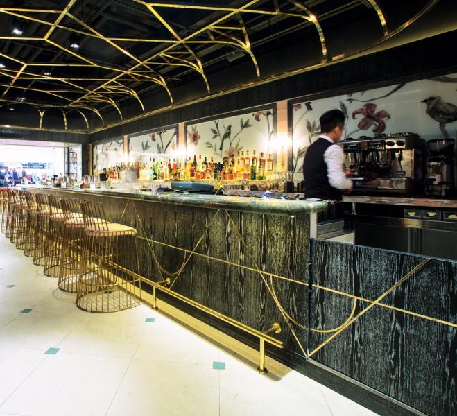 餐廳的室內裝潢以中式鳥籠為靈感,入口兩旁掛有四幅大型孔雀壁畫,而牆壁上亦飾有一系列手繪中式及歐式花鳥圖案,與拱頂鳥籠天花板、幾何形銀箔鏡子互相輝映。 餐廳的室內裝潢以中式鳥籠為靈感,入口兩旁掛有四幅大型孔雀壁畫,而牆壁上亦飾有一系列手繪中式及歐式花鳥圖案,與拱頂鳥籠天花板、幾何形銀箔鏡子互相輝映。