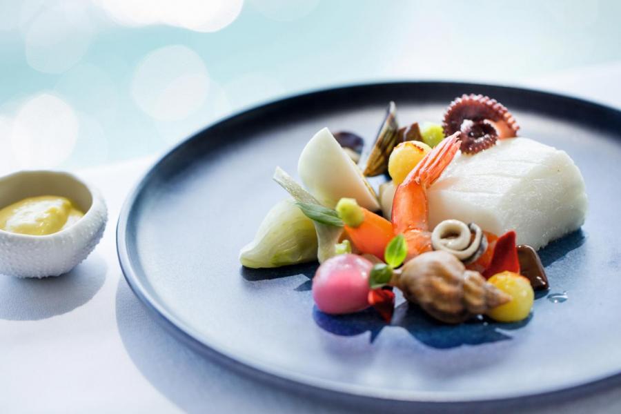 Wild cod Aioli:選用法國南部的野生鱈魚,搭配鮮蝦、翡翠螺、蜆、八爪魚、雅枝竹、烚蛋等,材料非常豐富。鱈魚肉質嫩滑,再伴以自家製蒜蓉蛋黃醬,有助提升鮮味。 Wild cod Aioli:選用法國南部的野生鱈魚,搭配鮮蝦、翡翠螺、蜆、八爪魚、雅枝竹、烚蛋等,材料非常豐富。鱈魚肉質嫩滑,再伴以自家製蒜蓉蛋黃醬,有助提升鮮味。