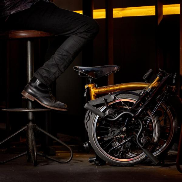 Brompton Bicycle 為慶祝登陸亞洲 20 年,特別推出 「20 Years in Asia Gold Edition」摺合單車,獨家為亞洲地區而設。 Brompton Bicycle 為慶祝登陸亞洲 20 年,特別推出 「20 Years in Asia Gold Edition」摺合單車,獨家為亞洲地區而設。