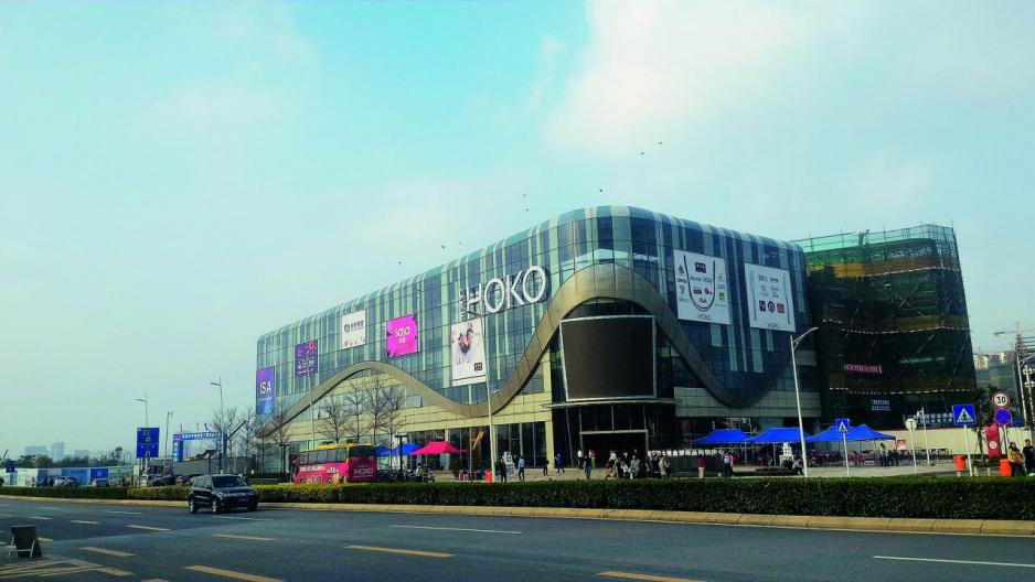 周大福投資的港貨中心去年底開業,日均營業額突破130萬元。 周大福投資的港貨中心去年底開業,日均營業額突破130萬元。