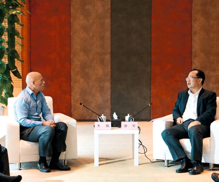 朱敏(左)經常會晤內地的省市領導。 朱敏(左)經常會晤內地的省市領導。