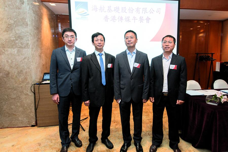 航基股份管理層早前來港出席傳媒午餐會,簡介集團的現狀和發展。圖為董事會秘書邢周金(左二)及執行董事財務總監周鋒(左三)等。 航基股份管理層早前來港出席傳媒午餐會,簡介集團的現狀和發展。圖為董事會秘書邢周金(左二)及執行董事財務總監周鋒(左三)等。