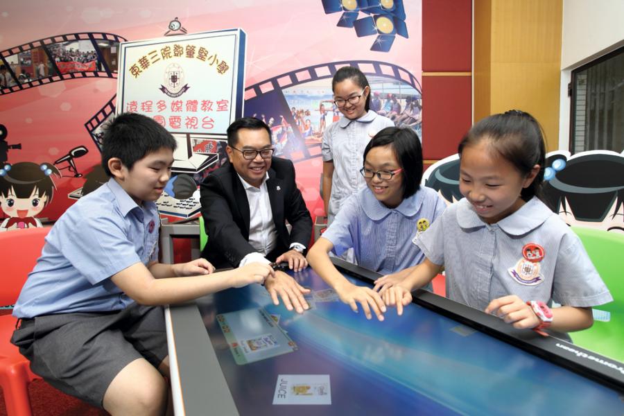 李鋈麟與學生試用互動電子學習桌(Active Table)。 李鋈麟與學生試用互動電子學習桌(Active Table)。