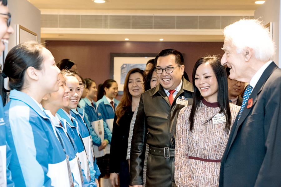 東華三院學生大使在倫敦參訪期間,獲安排與前港督衛奕信勳爵見面交流。 東華三院學生大使在倫敦參訪期間,獲安排與前港督衛奕信勳爵見面交流。