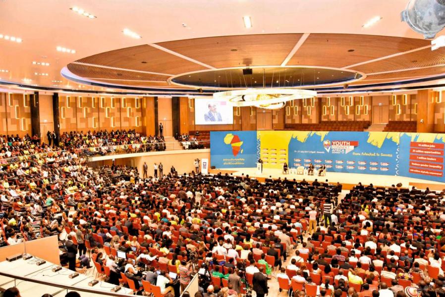 數千名參加Youth Connekt Africa Summit的非洲年青人,在聽到馬雲基金會出資1,000萬美元成立非洲青年創業基金時,爆發出了熱烈的掌聲。 數千名參加Youth Connekt Africa Summit的非洲年青人,在聽到馬雲基金會出資1,000萬美元成立非洲青年創業基金時,爆發出了熱烈的掌聲。