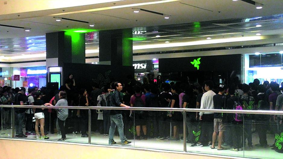 本港電競企業雷蛇分店前總是人山人海。 本港電競企業雷蛇分店前總是人山人海。