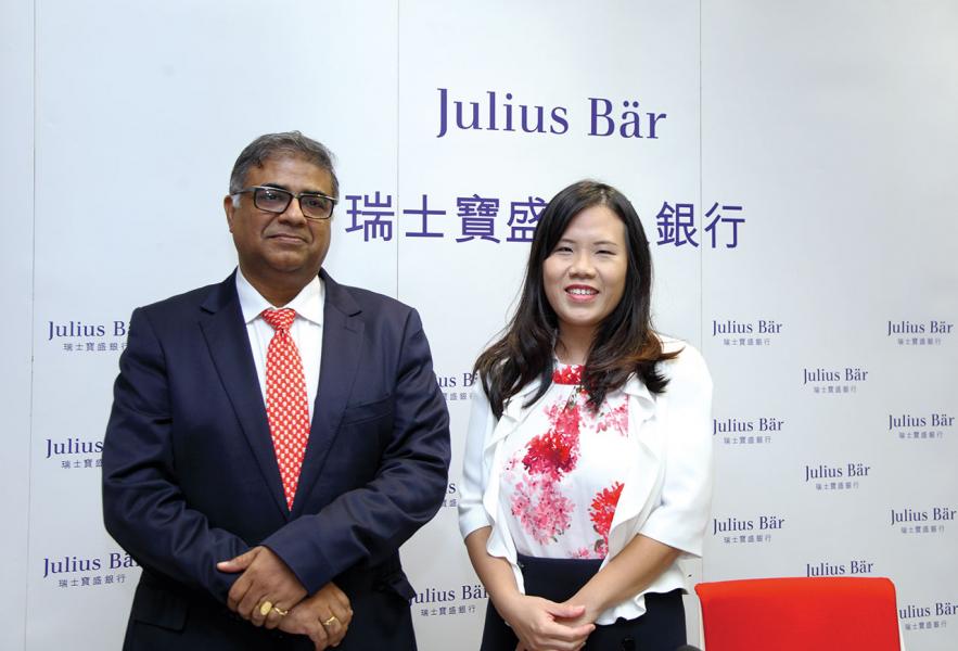瑞士寶盛私人銀行亞洲投資總監及亞洲投資管理部主管Bhaskar Laxminarayan(左)及亞洲市場與投資顧問方案部執行董事黃佩麗(右)預測,本港或會蟬聯亞洲高資產一族生活最昂貴的城市。 瑞士寶盛私人銀行亞洲投資總監及亞洲投資管理部主管Bhaskar Laxminarayan(左)及亞洲市場與投資顧問方案部執行董事黃佩麗(右)預測,本港或會蟬聯亞洲高資產一族生活最昂貴的城市。