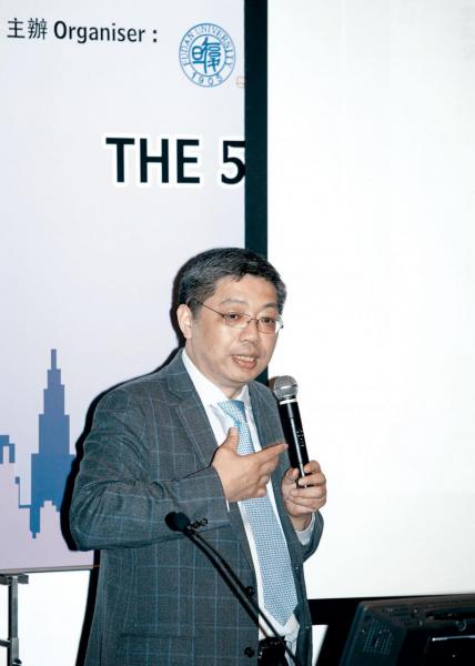 巴曙松:人民幣國際化,鞏固香港金融地位。 巴曙松:人民幣國際化,鞏固香港金融地位。