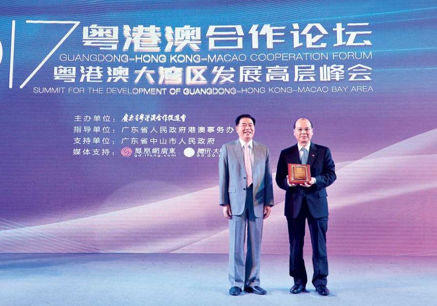 為了促進大灣區內城市的交流,政務司司長張建宗去年7月出席在中山舉辦的「粵港澳大灣區發展高層峰會」。 為了促進大灣區內城市的交流,政務司司長張建宗去年7月出席在中山舉辦的「粵港澳大灣區發展高層峰會」。
