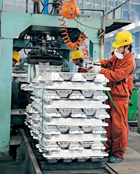 大灣區內部分城市正由工業經濟向服務經濟,香港可分享經驗之餘,並提供不同的服務。 大灣區內部分城市正由工業經濟向服務經濟,香港可分享經驗之餘,並提供不同的服務。