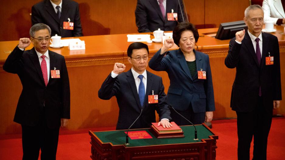 韓正(左)、孫春蘭(中)及劉鶴(右)宣誓出任國務院副總理。 韓正(左)、孫春蘭(中)及劉鶴(右)宣誓出任國務院副總理。