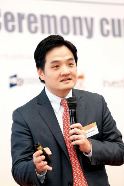 團結香港基金副總幹事兼政策研究院主管黃元山認為,香港除可發展自己的綠色債券市場外,更應運用優勢及專業地位推廣第三方綠色債券認證服務。 微電有限公司主席兼創辦人翟炳權表示,中小企可透過供應鏈為綠色金融作貢獻。
