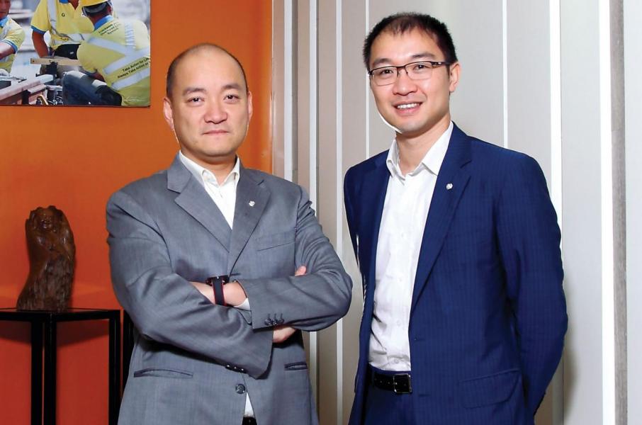 亞洲聯合基建主席彭一庭(左)和行政及營運總裁彭一邦(右)分享公司的點滴與未來大計。 亞洲聯合基建主席彭一庭(左)和行政及營運總裁彭一邦(右)分享公司的點滴與未來大計。