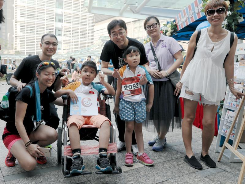 「護‧聯網Lifewire」創辦人、彭一邦(左一)及香港特別行政區政府食物及衛生局前局長高永文醫生(右一)與「極地同行」選手及罕見病病童一同與賽事。 「護‧聯網Lifewire」創辦人、彭一邦(左一)及香港特別行政區政府食物及衛生局前局長高永文醫生(右一)與「極地同行」選手及罕見病病童一同與賽事。