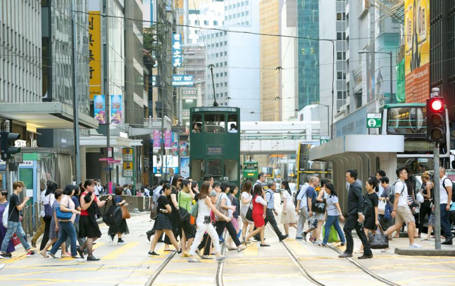 港人在平均於40歲開始為退休進行儲備,較內地受訪者稍早,但理想退休年齡卻是區內城市最老。 港人在平均於40歲開始為退休進行儲備,較內地受訪者稍早,但理想退休年齡卻是區內城市最老。