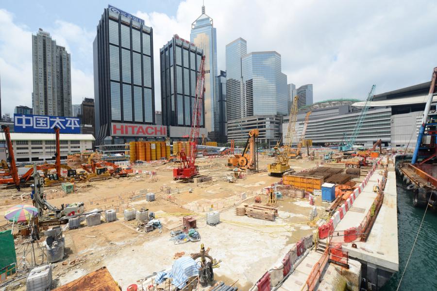 香港不少土地都是填海得來,圖為中環及灣 仔填海計劃工地。 香港不少土地都是填海得來,圖為中環及灣 仔填海計劃工地。