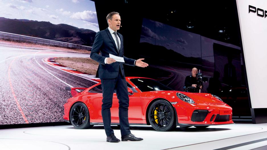 保時捷董事局主席Oliver Blume於日內瓦車展中介紹新款911 GT3。 保時捷董事局主席Oliver Blume於日內瓦車展中介紹新款911 GT3。