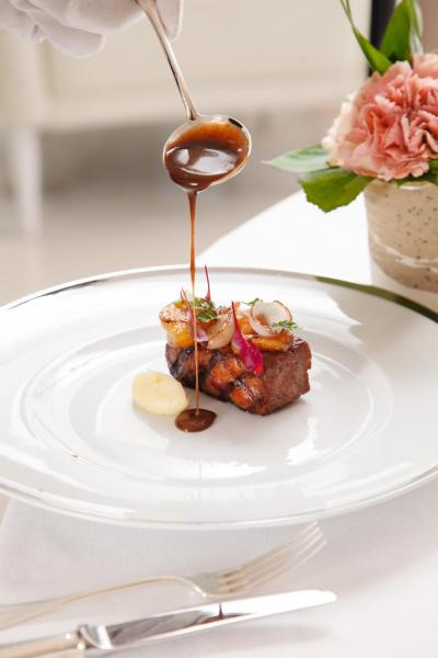 Kagoshima striploin 'bordelaise' Ratte potato:大廚選用日本鹿兒島A5和牛西冷,並以炭烤方式烹調,牛肉入口帶點嚼勁,伴以和牛醬汁,讓肉味更濃郁。 Kagoshima striploin 'bordelaise' Ratte potato:大廚選用日本鹿兒島A5和牛西冷,並以炭烤方式烹調,牛肉入口帶點嚼勁,伴以和牛醬汁,讓肉味更濃郁。