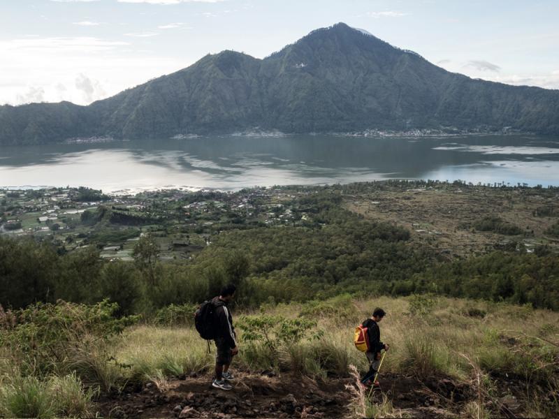 落山時,登山導遊專程帶我們去看火山。 落山時,登山導遊專程帶我們去看火山。