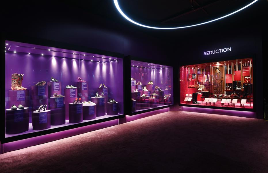 最近有不少鞋履回顧展,圖為去年太古廣場及英國國立維多利亞與艾伯特博物館攜手呈獻的《鞋履:樂與苦展覽》。 最近有不少鞋履回顧展,圖為去年太古廣場及英國國立維多利亞與艾伯特博物館攜手呈獻的《鞋履:樂與苦展覽》。