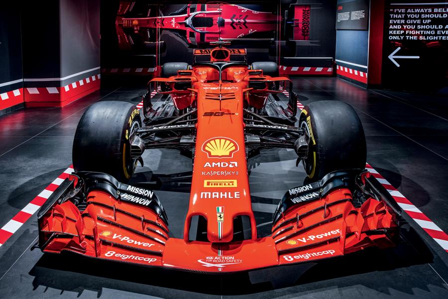 在次序上,以法拉利SF71H賽車收尾,這是當今車隊成員Sebastian Vettel Kimi Räikkönen於上個賽季中駕駛的單座賽車。 在次序上,以法拉利SF71H賽車收尾,這是當今車隊成員Sebastian Vettel Kimi Räikkönen於上個賽季中駕駛的單座賽車。